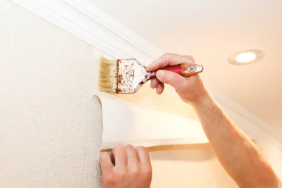 Pose de papier peint à Uvernet-Fours — revêtements muraux et toiles de verre